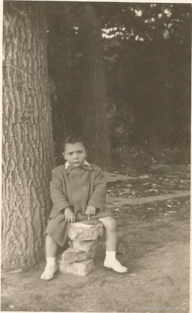 Fotografia antiga: ** S229 - FOTOGRAF&Iacute;A - NI&Ntilde;O SENTADA EN UNAS PIEDRAS