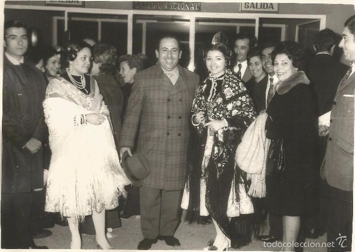 Fotografia antica: :::P35 - FOTOGRAFIA - DOS FALLERAS CON SUS ACOMPA&Ntilde;ANTES EN EL AEROPUERTO DE MANISES - 17,5 X 12,5 CM