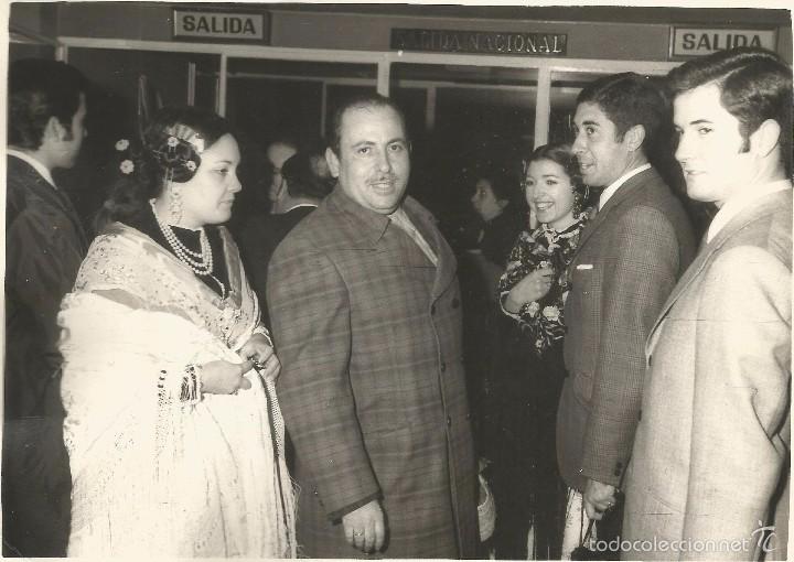 Fotografia antica: :::: P36 - FOTOGRAFIA - DOS FALLERAS Y ACOMPA&Ntilde;ANTES EN EL AEROPUERTO DE MANISES - 17,5 X 12,5 CM