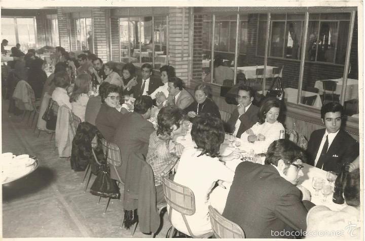 Fotografia antica: :::: P37 - FOTOGRAFIA - GRUPO DE GENTE EN UN BANQUETE - 18 X 12 CM.