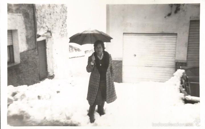 Fotografia antica: *** H542 - FOTOGRAFIA - SE&Ntilde;ORA CON PARAGUAS POR LA NIEVE