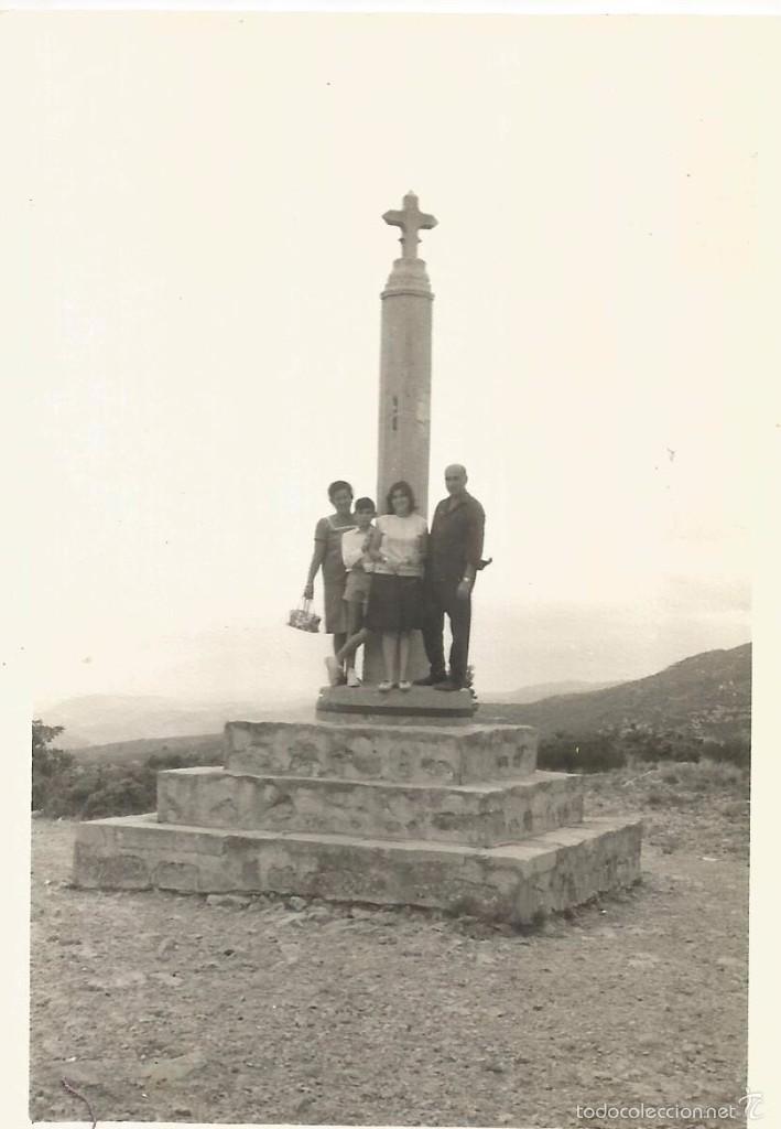 Fotografia antica: ** S374 - FOTOGRAFIA - FAMILIA JUNTO A UN MONUMENTO