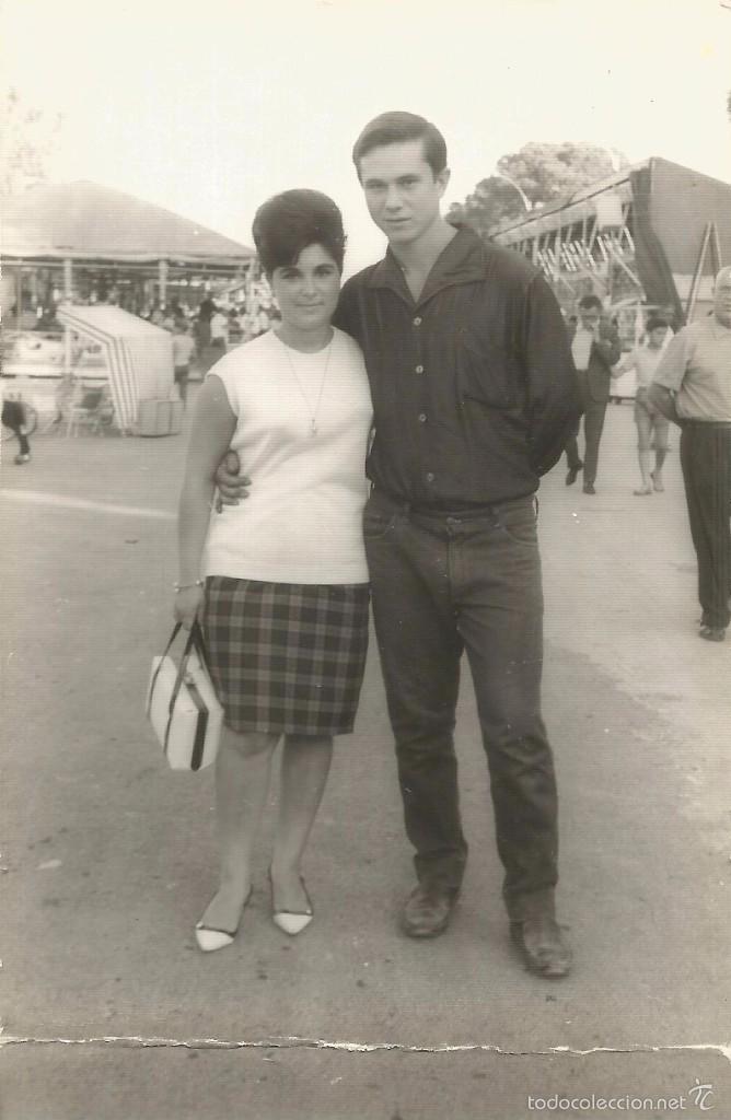 Fotografia antica: :::: LC166 - FOTOGRAFIA - JOVEN PAREJA EN LA FERIA