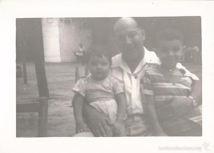 Fotografia antica: ** S380 - FOTOGRAFIA - SE&Ntilde;OR CON DOS NI&Ntilde;OS EN BRAZOS