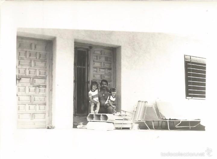 Fotografia antica: ** S638 - FOTOGRAFIA - SE&Ntilde;OR CON DOS NI&Ntilde;OS EN LA PUERTA DE UNA CASA
