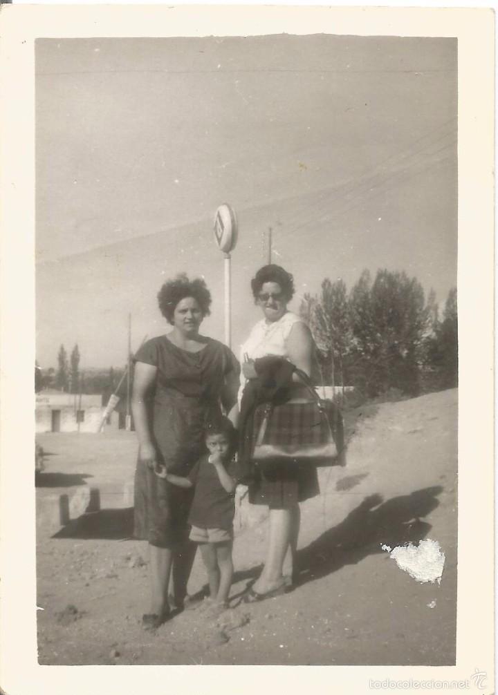 Fotograf&iacute;a antigua: :::: T576 - FOTOGRAFIA - DOS AMIGAS CON UN NI&Ntilde;O