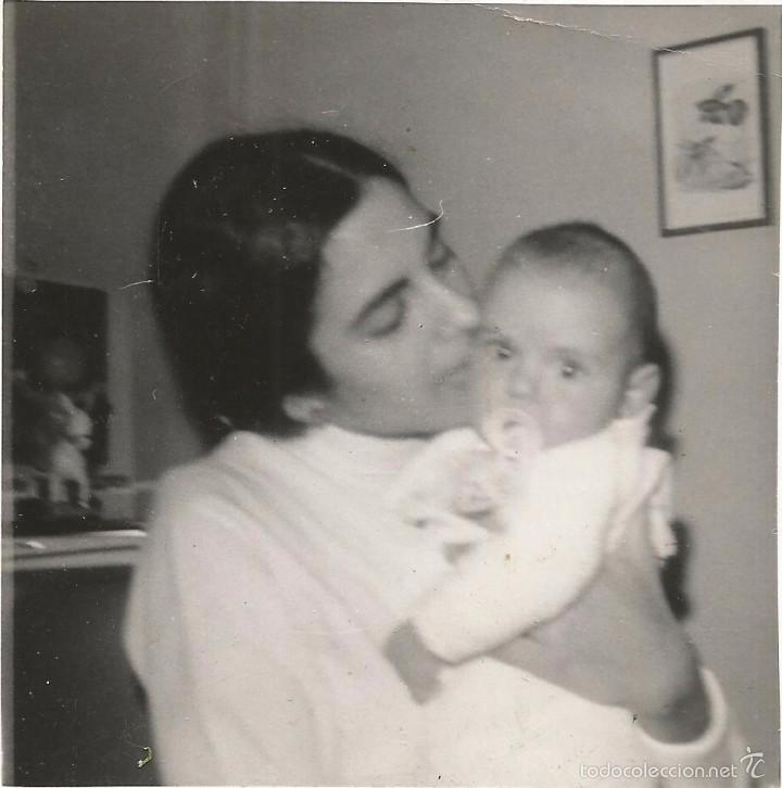 Fotografia antica: ** S408 - FOTOGRAFIA - JOVEN CON BEB&Eacute; EN BRAZOS