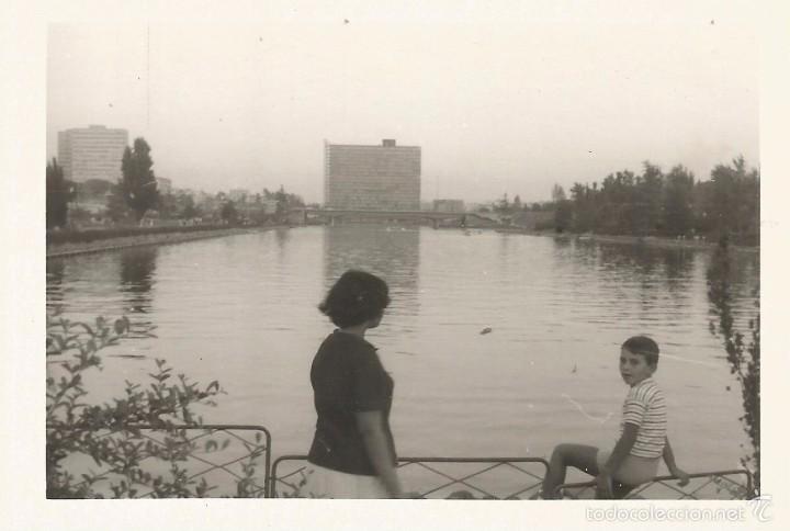 Fotografia antica: *** H340 - FOTOGRAFIA - SE&Ntilde;ORA Y JOVENCITO EN UN BONITO PAISAJE