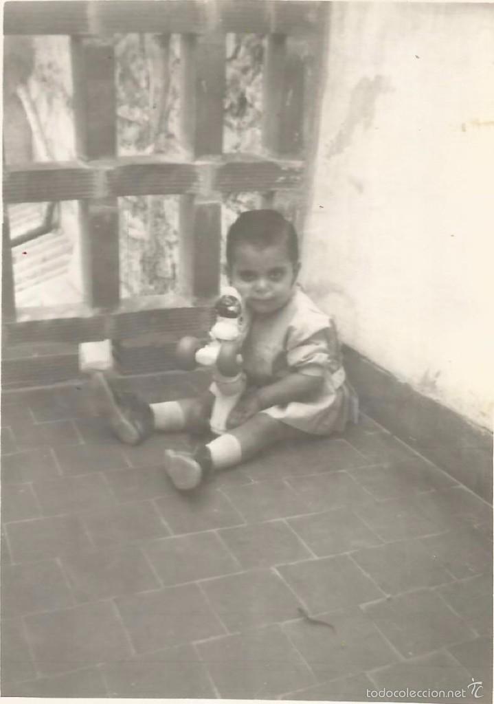 Fotografia antica: :::: WW22 - FOTOGRAFIA - NI&Ntilde;ITO CON UN JUGUETE EN LA MANO