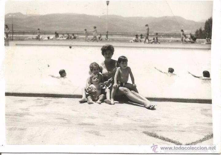 Antique Photography: *** D205 - FOTOGRAFIA - SE&Ntilde;ORA CON TRES NI&Ntilde;OS JUNTO A UNA PISCINA