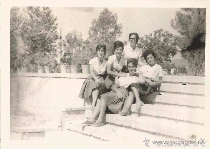 Antique Photography: *** D215 - FOTOGRAFIA - GRUPO DE AMIGAS SENTADAS EN UNA ESCALERA