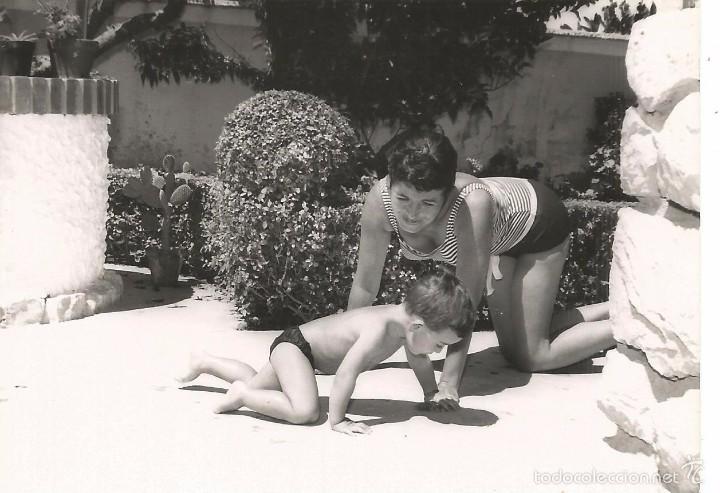 Fotografia antica: *** CU1052 - FOTOGRAFIA - SE&Ntilde;ORA Y NI&Ntilde;O JUGANDO - FOTO J. MAIQUES - BENIFAY&Oacute;