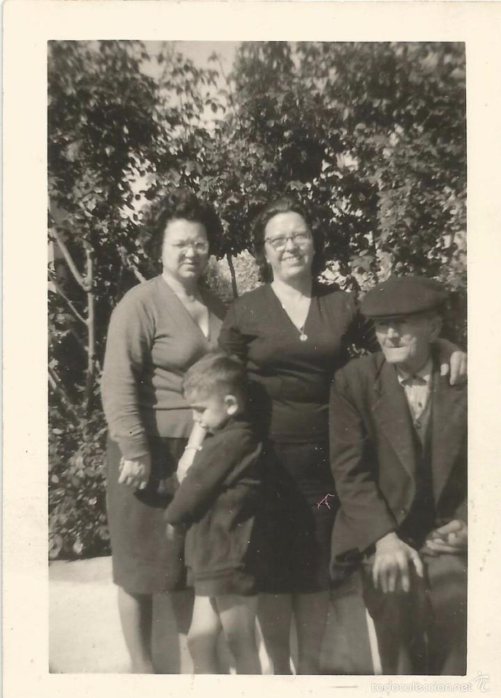 Fotografia antica: *** M200 - FOTOGRAFIA - DOS SE&Ntilde;ORAS CON UN ANCIANO Y UN NI&Ntilde;O