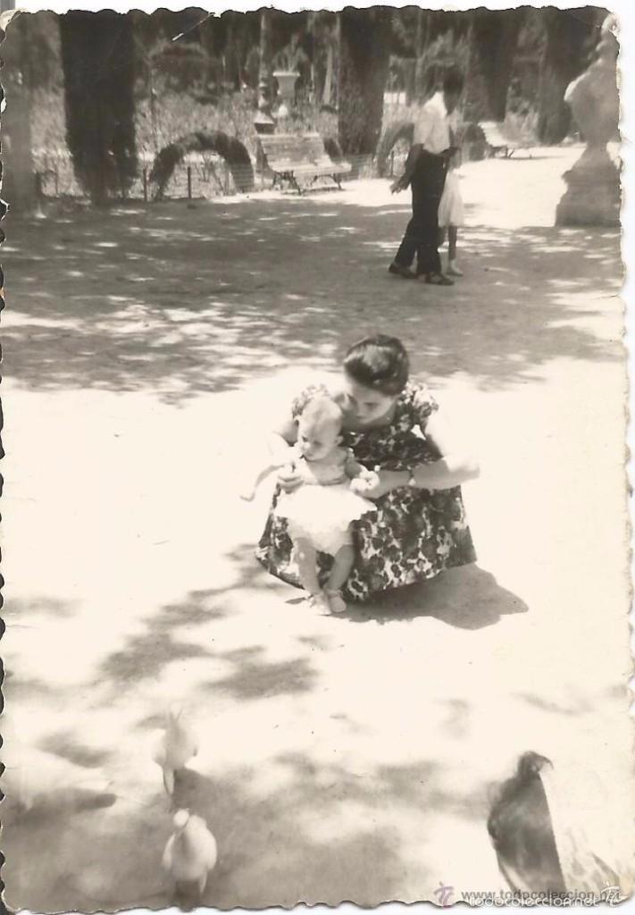 Fotografia antiga: *** M147 - FOTOGRAFIA - SE&Ntilde;ORA CON UNA NI&Ntilde;ITA EN UN PARQUE CON LAS PALOMAS