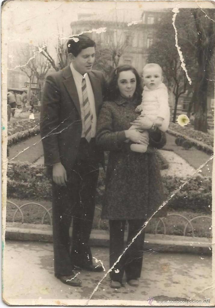 Fotografia antiga: :::: M132 - FOTOGRAFIA - PAREJA CON SU BEBE
