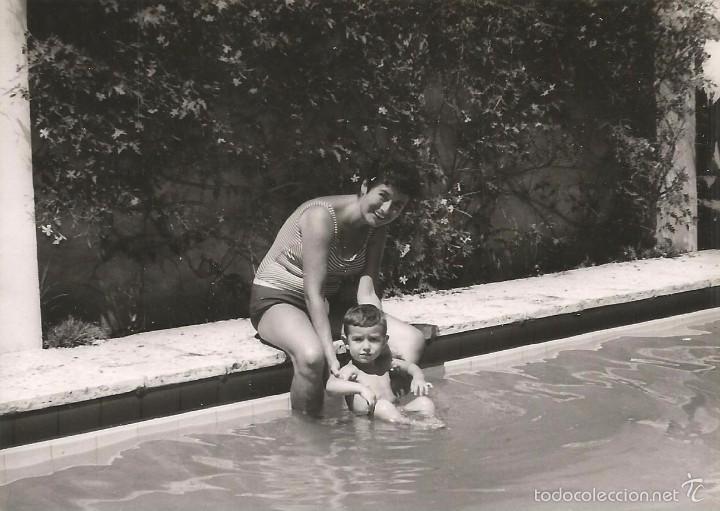 Fotografia antiga: *** M265 - FOTOGRAF&Iacute;A - NI&Ntilde;ITO CON SU MAMA BA&Ntilde;ANDOSE EN UNA PISCINA - FOTO J. MAIQUES - BENIFAY&Oacute;