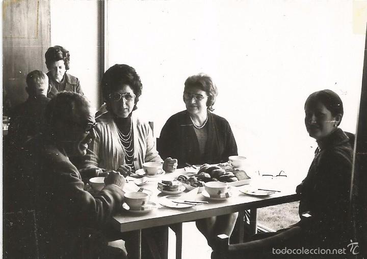 Fotografia antiga: *** M256 - FOTOGRAF&Iacute;A - GRUPO DE AMIGAS EN UNA MERIENDA
