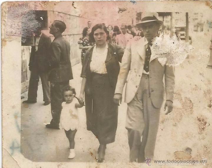 Fotografia antiga: ** S518 - FOTOGRAFIA PEQUE&Ntilde;O FORMATO  - FAMILIA DE PASEO - 7 X 5,5 CM.