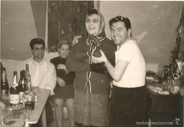 Fotografia antiga: *** M206 - FOTOGRAFIA - GRUPO DE AMIGOS EN UNA FIESTA