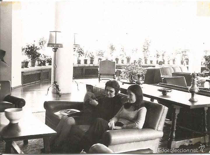 Fotografia antiga: *** M854 - FOTOGRAFIA - DOS AMIGAS SENTADAS EN UN SOF&Aacute;
