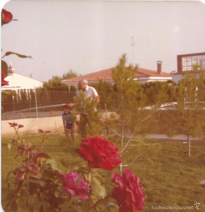 Fotografia antiga: ** S414 - FOTOGRAFIA - SE&Ntilde;OR REGANDO UN JARD&Iacute;N
