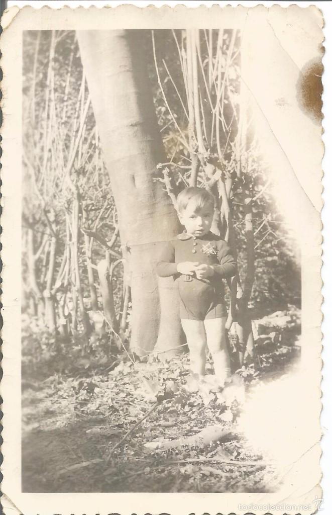 Fotografia antiga: *** M588 - FOTOGRAFIA - NI&Ntilde;ITO JUNTO A UN &Aacute;RBOL