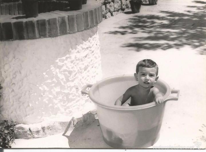 Fotografia antiga: *** M574 - FOTOGRAFIA - NI&Ntilde;ITO TOMANDO EL BA&Ntilde;O EN UN BARRE&Ntilde;O - FOTO J. MAIQUES - BENIFAY&Oacute;