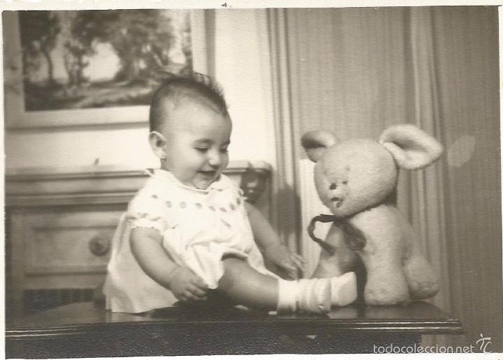 Fotografia antiga: :::: M551 - FOTOGRAFIA - BONITA NI&Ntilde;ITA CON UN PERRITO DE PELUCHE - FOTO J. MAIQUES - BENIFAY&Oacute; - 1959