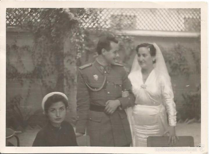 Fotografia antiga: ** S524 - FOTOGRAFIA - JOVEN MILITAR CON SU ESPOSA EN EL DIA DE SU BODA - 8,5 X 6,2 CM.