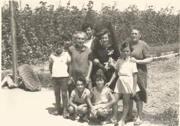 Fotografia antiga: *** M545 - FOTOGRAFIA - SE&Ntilde;ORA CON MANTILLA Y PEINETA CON FAMILIARES