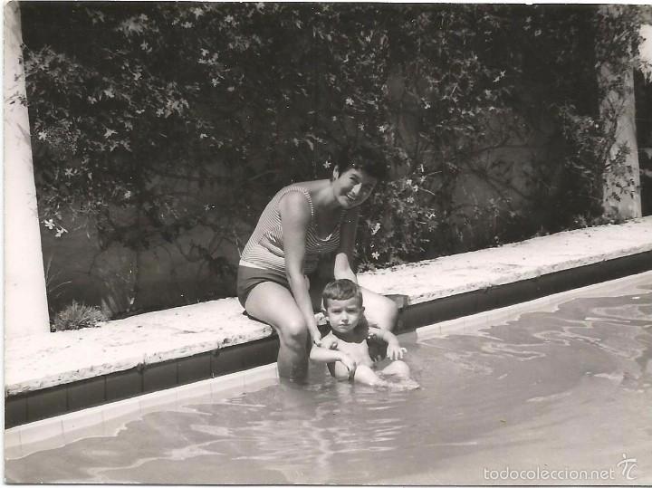 Fotografia antiga: *** M544 - FOTOGRAFIA - NI&Ntilde;ITO CON SU MAMA EN UNA PISCINA - FOTO J. MAIQUES - BENIFAY&Oacute;