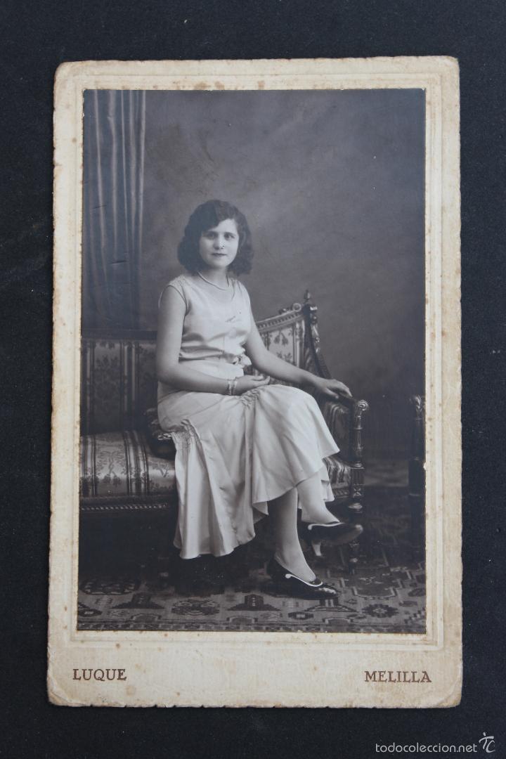 Alte Fotografie: FOTOGRAFIA SE&Ntilde;ORA ELEGANTE EN SOFA. FOTOGRAFO: LUQUE MELILLA, 1932