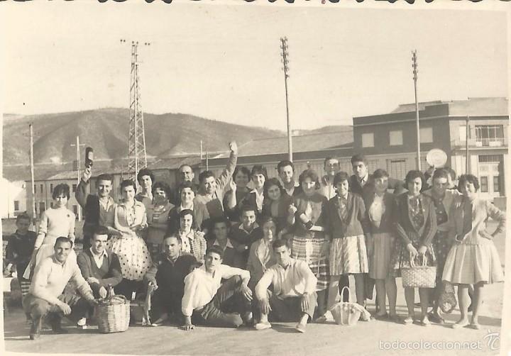 Alte Fotografie: ** S543 - FOTOGRAFIA - GRUPO DE AMIGOS, POR LAS CESTAS PARECE QUE ESTAN EN PASCUA