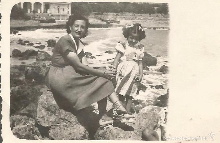 Alte Fotografie: ** S553 - FOTOGRAFIA - SE&Ntilde;ORA CON UNA PRECIOSA NI&Ntilde;ITA JUNTO AL MAR