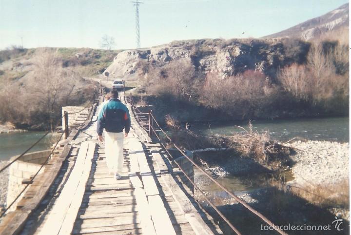 Alte Fotografie: == PN308 - FOTOGRAFIA - SE&Ntilde;OR CRUZANDO UN PUENTE