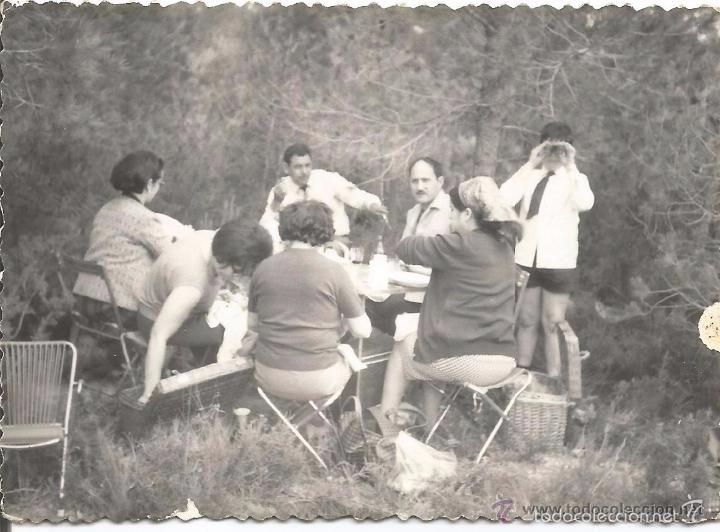 Fotografia antiga: ** SS14 - FOTOGRAFIA - GRUPO DE AMIGOS COMIENDO EN EL CAMPO