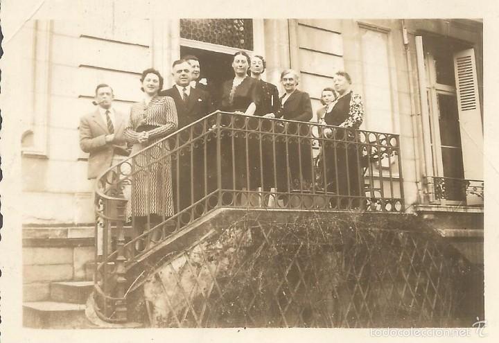 Fotografia antiga: :::: A168 - FOTOGRAFIA - GRUPO DE AMIGOS EN LO ALTO DE UNA ESCALERA