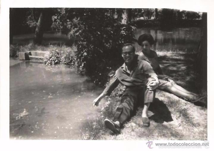 Fotografia antiga: ** SS19 - FOTOGRAFIA - PAREJA JUNTO A UN RIO