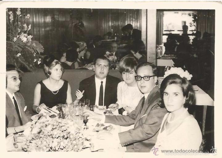 Fotografia antiga: ** SS23 - FOTOGRAFIA - GRUPO DE AMIGOS EN UNA COMIDA