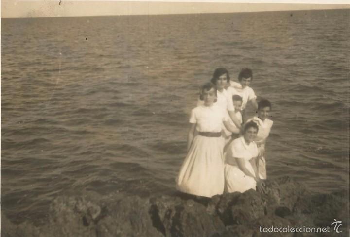 Fotografia antiga: ** SS25 - FOTOGRAFIA - GRUPO DE AMIGAS JUNTO AL MAR