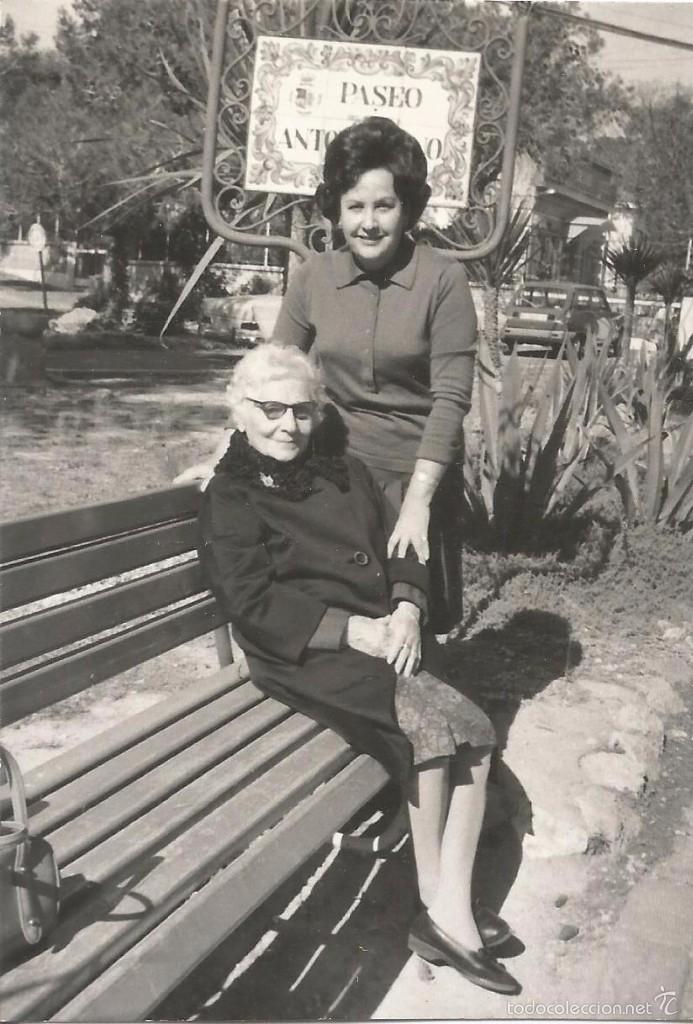 Fotografia antiga: ** SS30 - FOTOGRAFIA - DOS SE&Ntilde;ORAS EN UN PARQUE