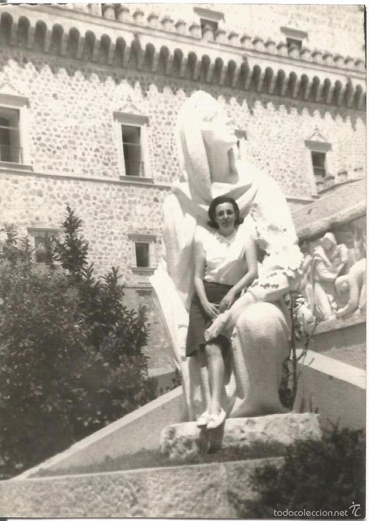 Fotografia antiga: ** SS35 - FOTOGRAFIA - CHICA JUNTO A UN MONUMENTO