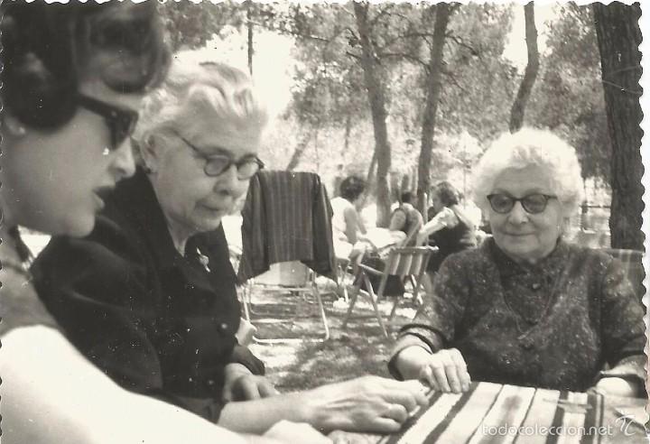 Fotografia antiga: ** SS39 - FOTOGRAFIA - SE&Ntilde;ORAS JUGANDO A LAS CARTAS EN EL CAMPO - 1971