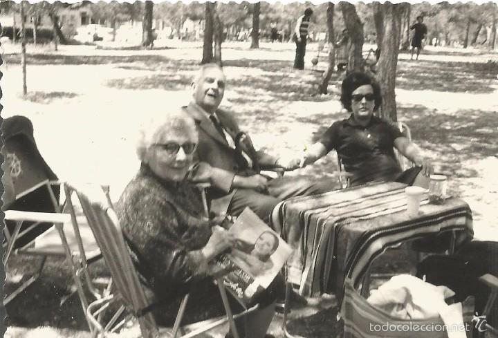 Fotografia antiga: ** SS41 - FOTOGRAFIA - AMIGOS PASANDO EL DIA EN EL CAMPO