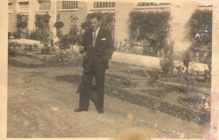 Fotografia antiga: :::: A165 - FOTOGRAFIA - SE&Ntilde;OR EN UN JARD&Iacute;N