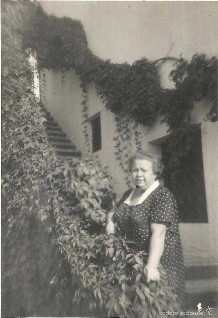Fotografia antiga: ** SS61 - FOTOGRAFIA - SE&Ntilde;ORA LA PIE DE UNA ESCALERA