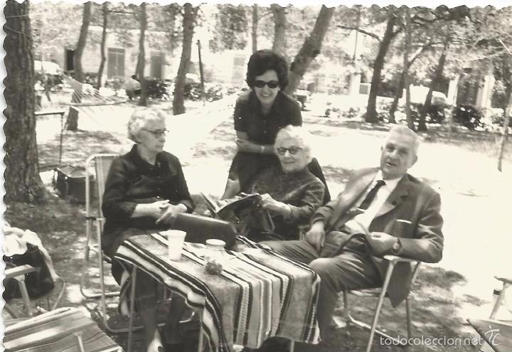 Fotografia antiga: ** SS72 - FOTOGRAFIA - GRUPO DE AMIGOS COMIENDO EN EL CAMPO - 1971
