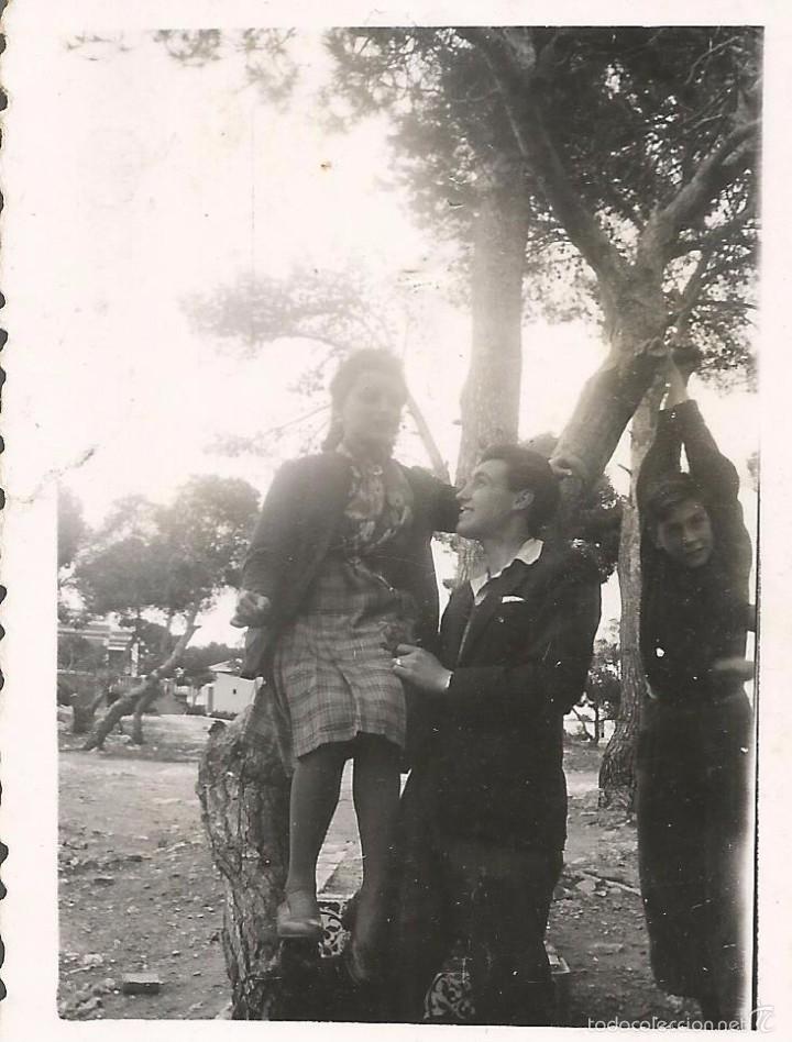 Fotografia antiga: :::: A162 - FOTOGRAFIA - GRUPO DE AMIGOS EN LA PASCUA DE 1942