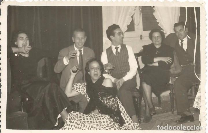 Fotografia antiga: :::: A157 - FOTOGRAFIA - GRUPO DE AMIGOS EN UNA FIESTA