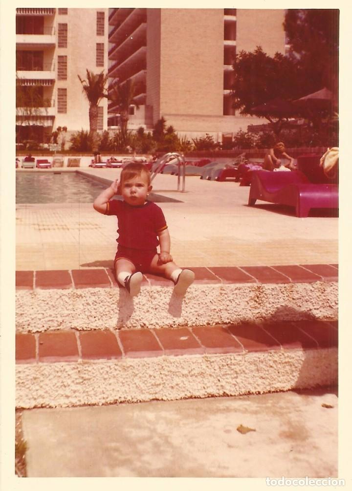 Fotografia antica: *** QW155 - FOTOGRAFIA - NI&Ntilde;ITO SENTADO JUNTO A UNA PISCINA